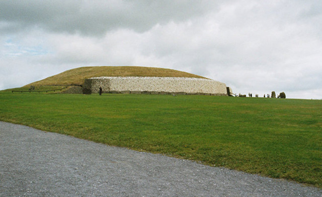 Курган каменного века Ньюгрейндж в Ирландии