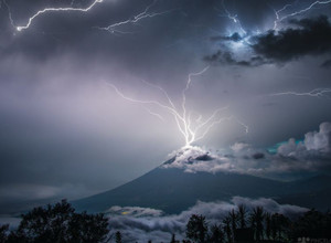 Молния, бьющая в вулкан: уникальное фото из Гватем