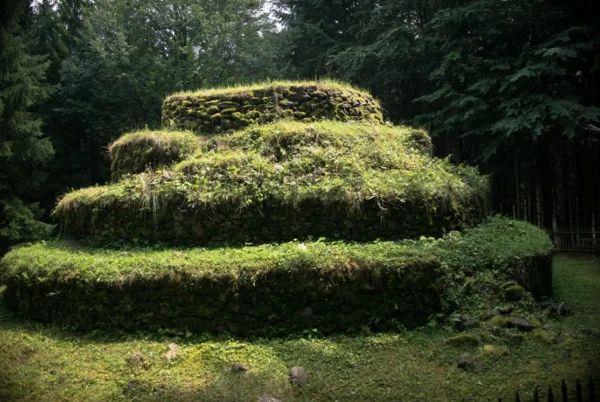 Загадочная пирамида в австрийском лесу
