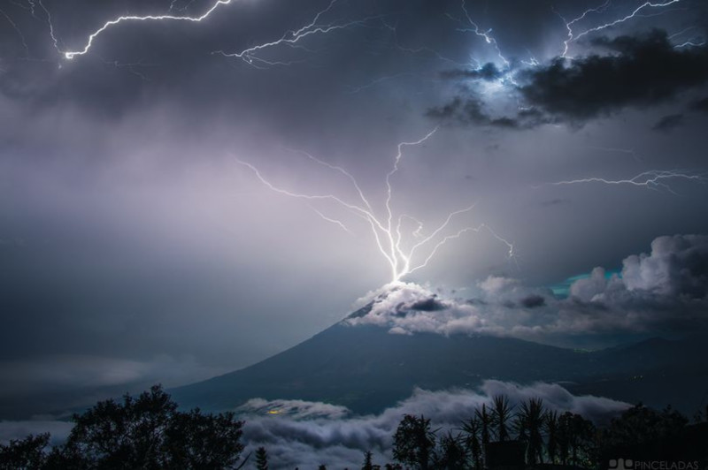 Молния, бьющая в вулкан: уникальное фото из Гватем